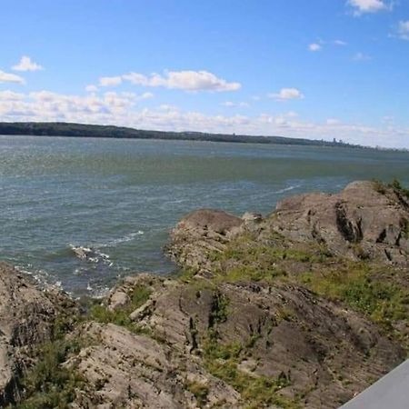 Om Chalet 2 Avec Spa Et Foyer Borde Du Fleuve St-Pierre-de-l'Île-d'Orléans Dış mekan fotoğraf