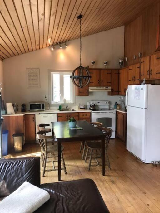 Om Chalet 2 Avec Spa Et Foyer Borde Du Fleuve St-Pierre-de-l'Île-d'Orléans Dış mekan fotoğraf