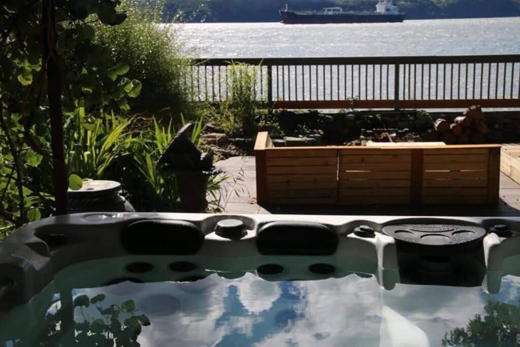 Om Chalet 2 Avec Spa Et Foyer Borde Du Fleuve St-Pierre-de-l'Île-d'Orléans Dış mekan fotoğraf