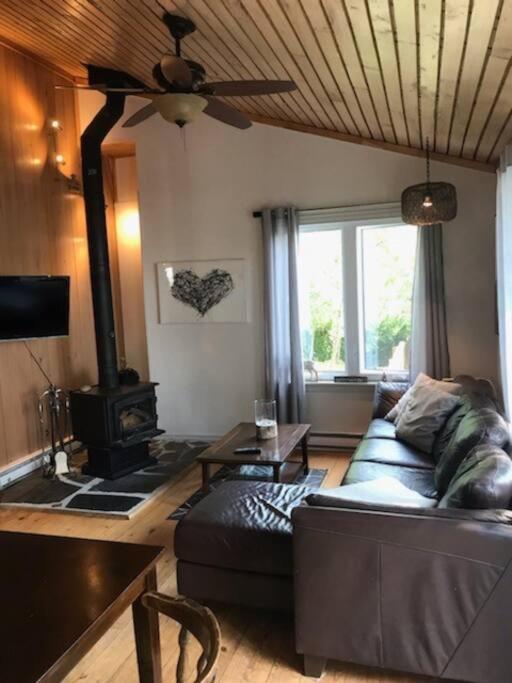 Om Chalet 2 Avec Spa Et Foyer Borde Du Fleuve St-Pierre-de-l'Île-d'Orléans Dış mekan fotoğraf